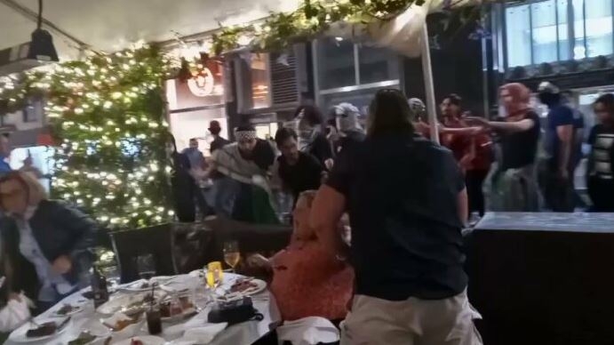 Palestinos en Nueva York agrediendo comensales de restaurante judío Palestinos en Nueva York agrediendo comensales de restaurante judío
