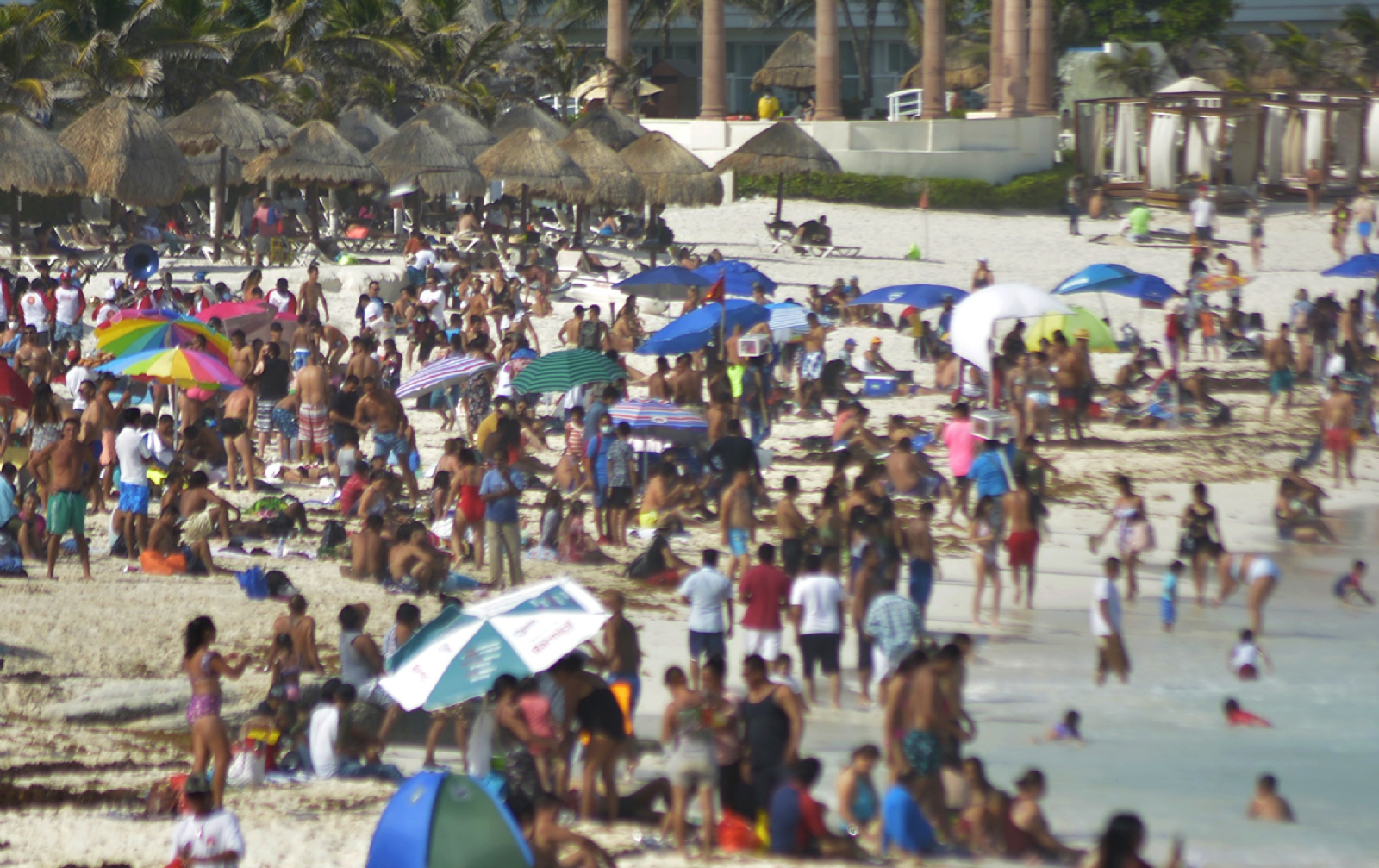 Ni el COVID-19 detuvo a las personas para ir a las playas de Cancún