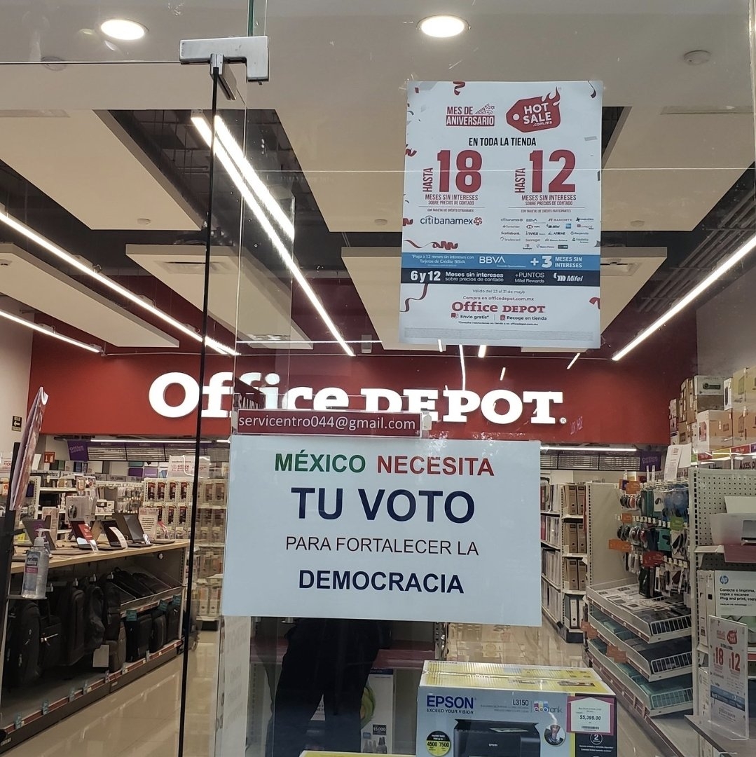 El usuario asegura que el mensaje colocado en Office Depot, utiliza los mismos colores de los partidos políticos PRI y PAN El usuario asegura que el mensaje colocado en Office Depot, utiliza los mismos colores de los partidos políticos PRI y PAN