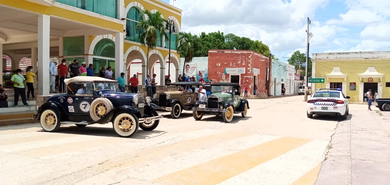Accidente en exhibición de autos clásicos terminó en pérdida total de uno de ellos Accidente en exhibición de autos clásicos terminó en pérdida total de uno de ellos