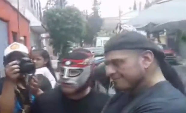 La disculpa se dio, luego de que Cibernético hiciera una declaración en redes sociales en la que dice que "por gente como él, luchadores moleros, es que se mancha la lucha libre"