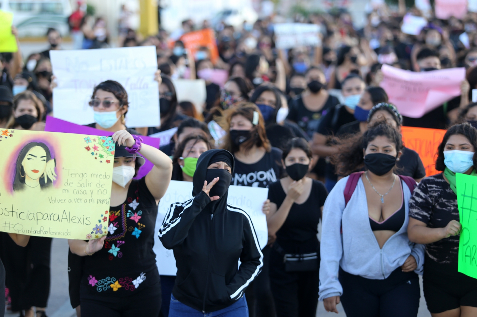 Hace un año, varias personas, en su mayoría mujeres, salieron a las calles en Cancún a pedir justicia