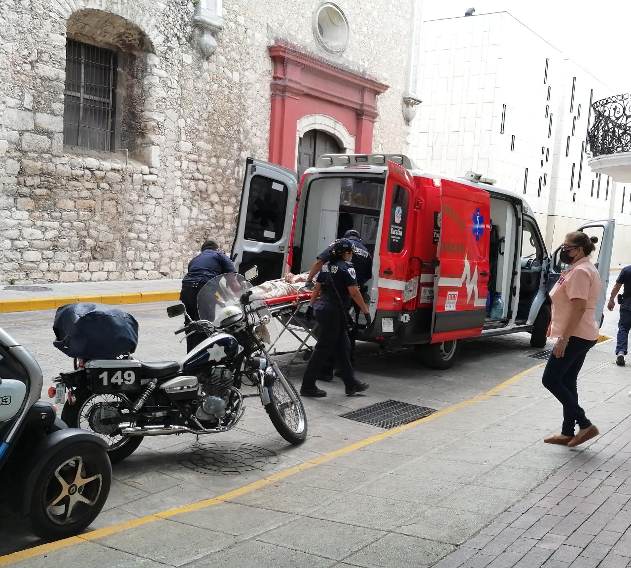 Turista se desmaya en Centro Histórico de Mérida Turista se desmaya en Centro Histórico de Mérida