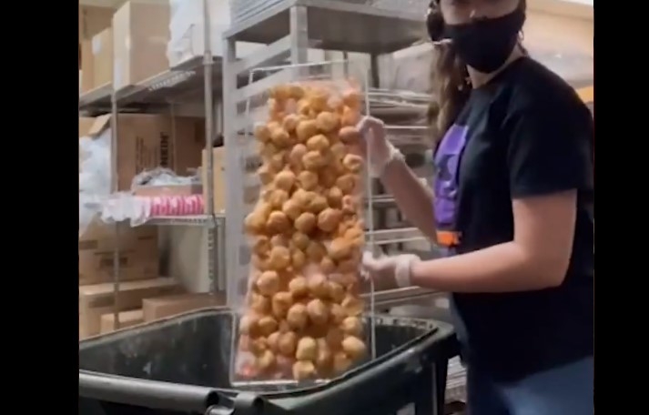 Este no es el primer video de este tipo que un empleado de Dunkin Donuts publica en redes sociales Este no es el primer video de este tipo que un empleado de Dunkin Donuts publica en redes sociales