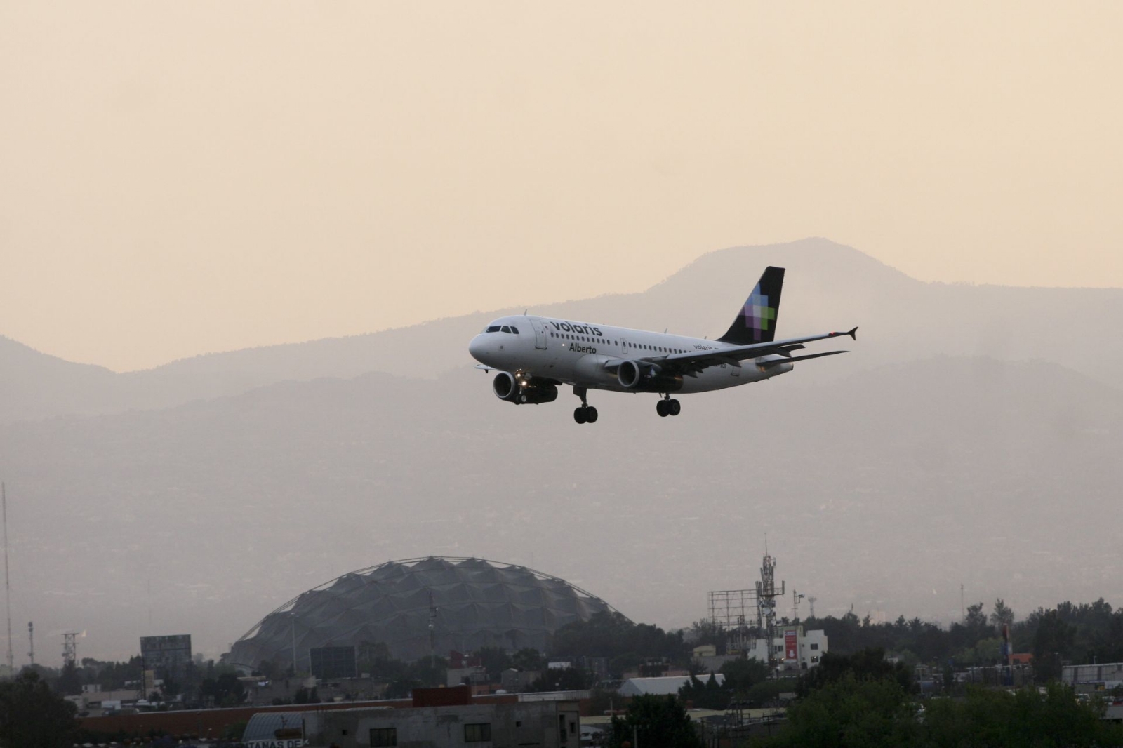 Avión de Volaris aterriza en el AICM Avión de Volaris aterriza en el AICM