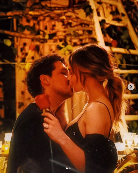 Christian Nodal anuncia su compromiso con Belinda en redes sociales: FOTOS