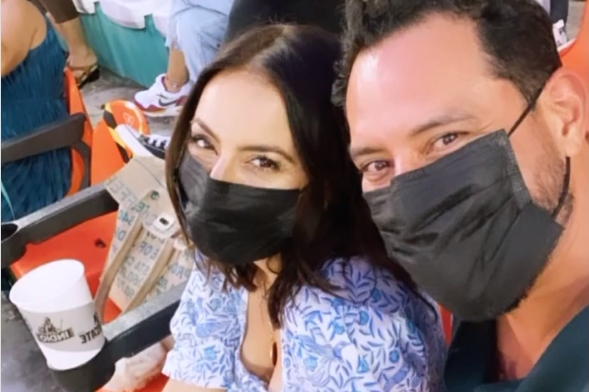La pareja aprovechó para compartir fotos donde se les veía disfrutar del partido de los Leones de Yucatán