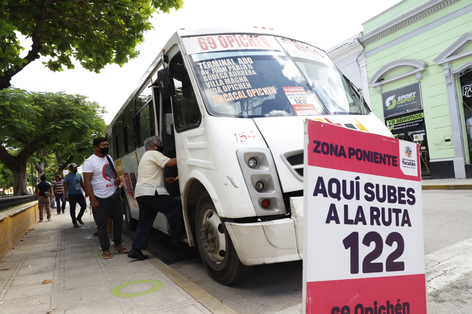 Pretenden quitar los maceteros y regresar los paraderos a su lugar.