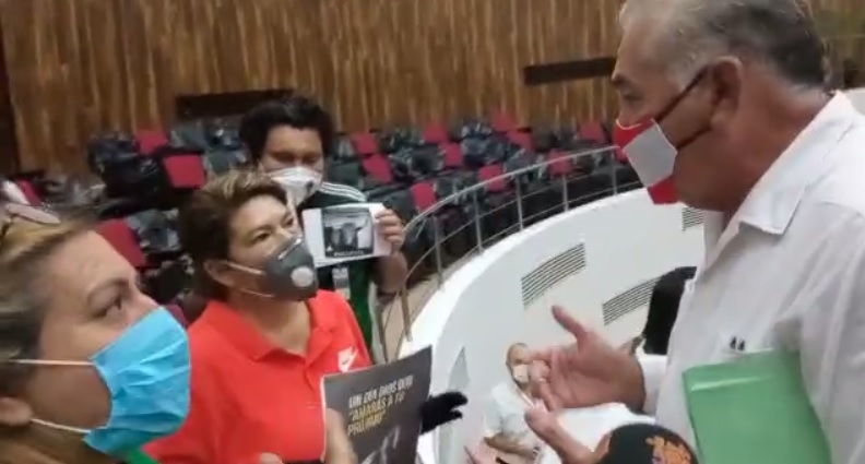 Las activistas rodearon al diputado a quien le cuestionaron sobre las consecuencias de su iniciativa Las activistas rodearon al diputado a quien le cuestionaron sobre las consecuencias de su iniciativa