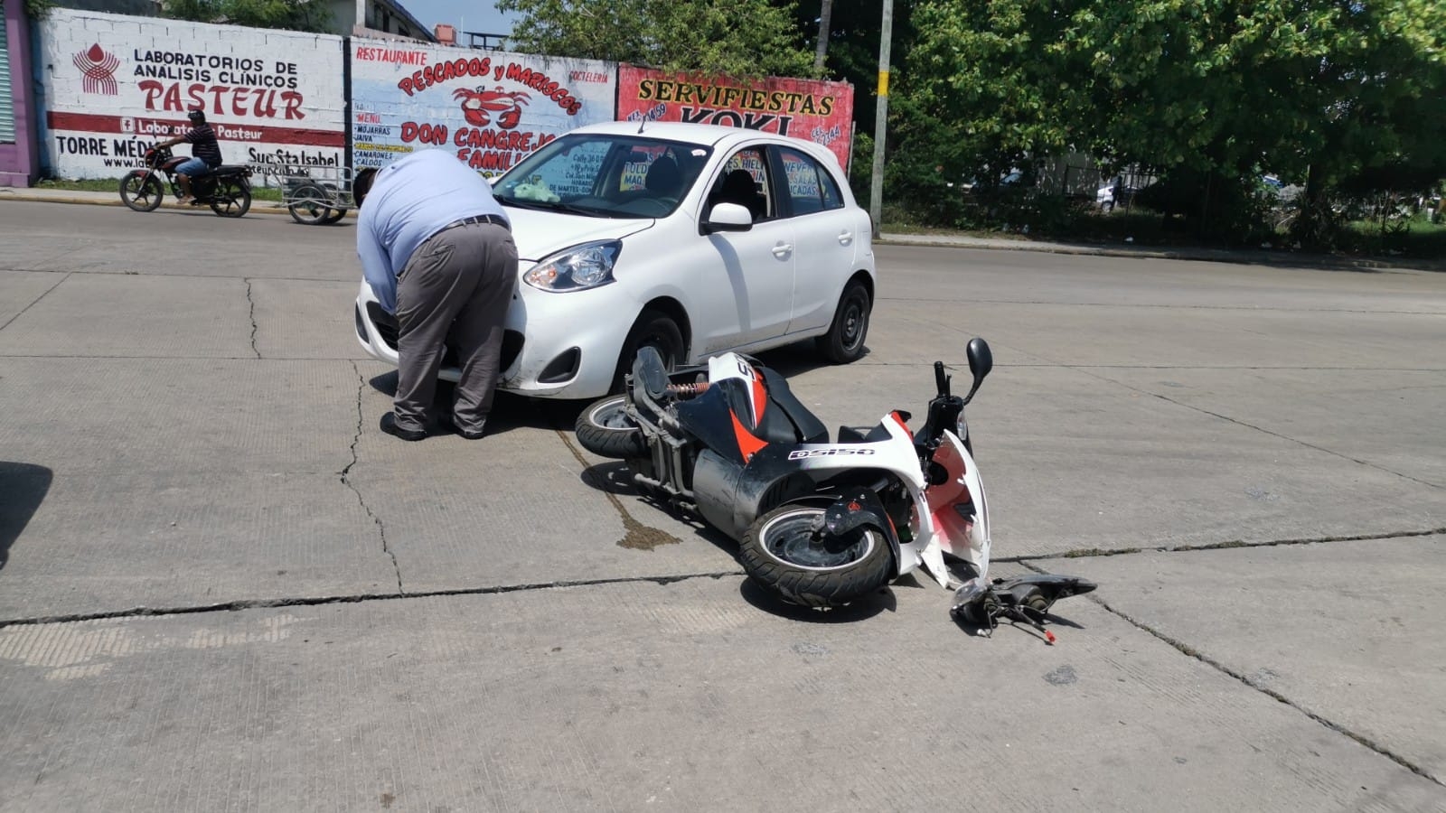 Motociclista lesionada tras ser atropellada frente aeropuerto de Ciudad del Carmen Motociclista lesionada tras ser atropellada frente aeropuerto de Ciudad del Carmen