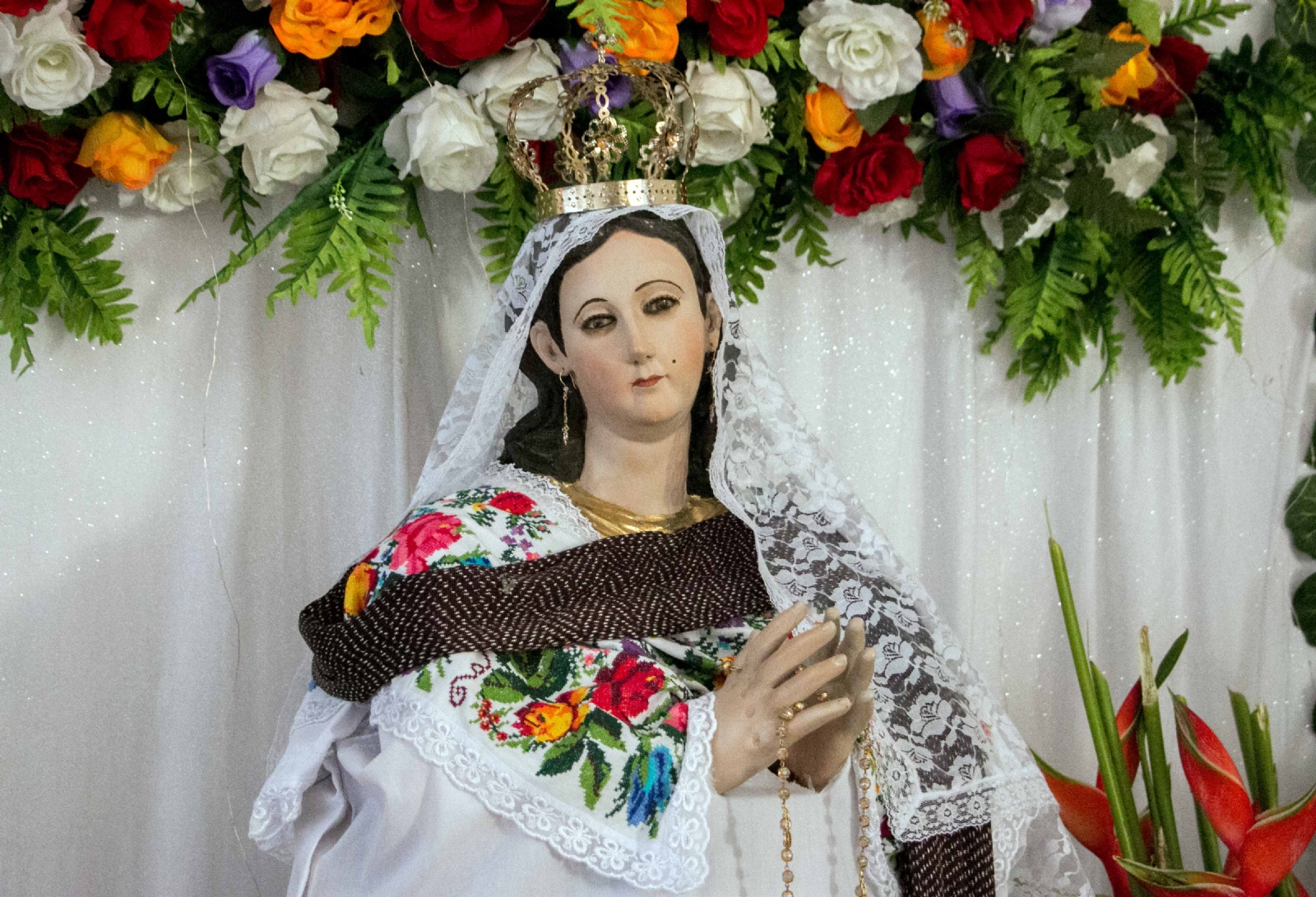 Feligreses celebran la coronación de la Virgen de la Asunción en Maní, Yucatán