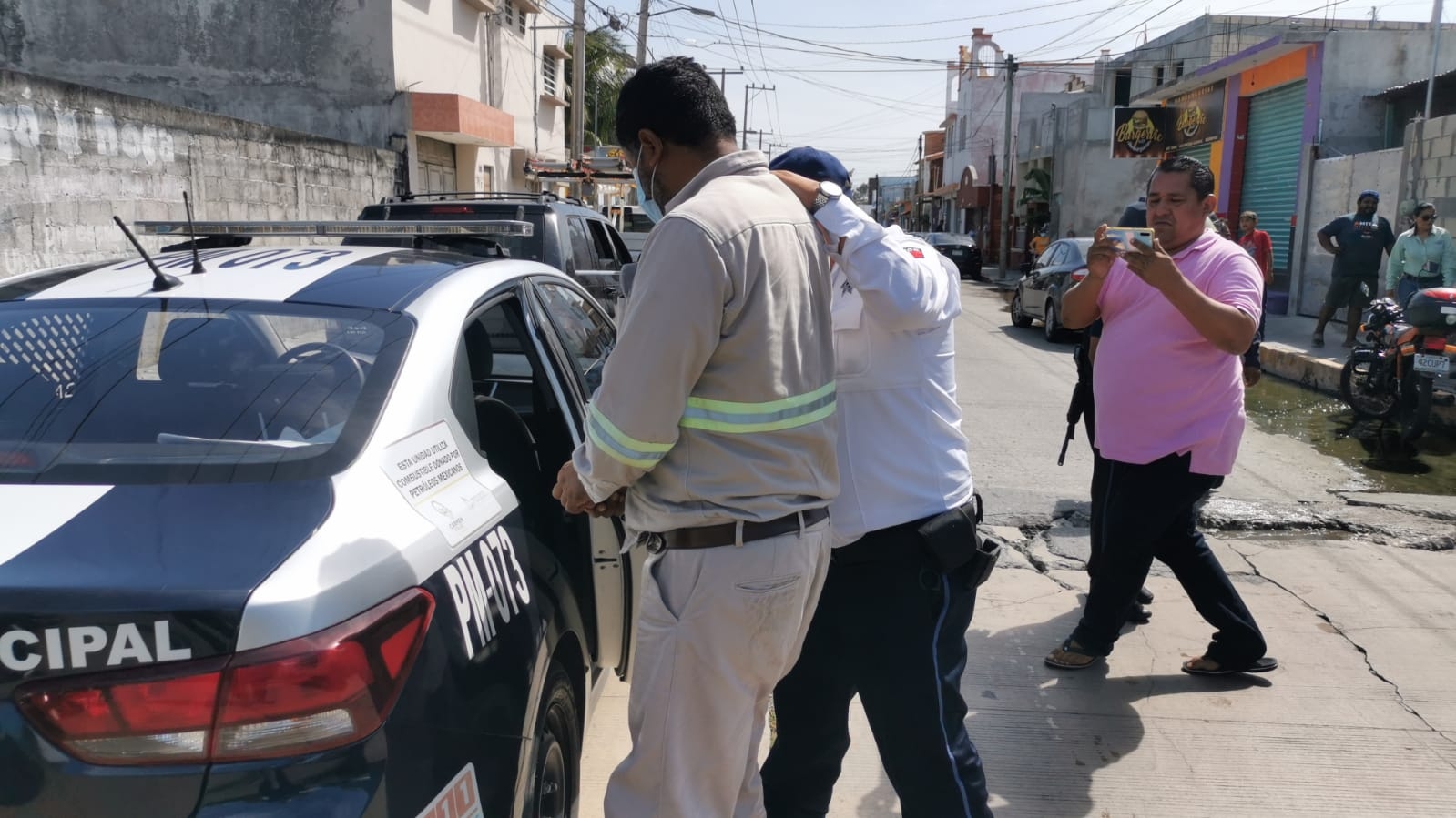 Detienen a empleados de la CFE y vecinos tras enfrenamiento en Ciudad del Carmen Detienen a empleados de la CFE y vecinos tras enfrenamiento en Ciudad del Carmen
