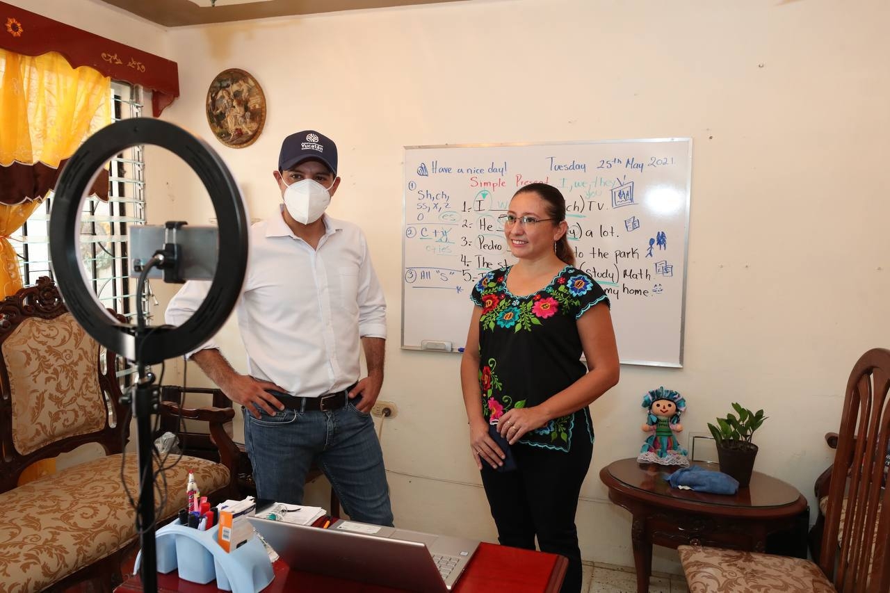 Mauricio Vila visita presenció la clase virtual de la maestra María Guadalupe Catzim Navarrete Mauricio Vila visita presenció la clase virtual de la maestra María Guadalupe Catzim Navarrete