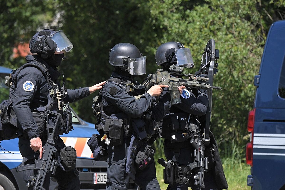 Hombre ataca con un cuchillo a policía municipal en Francia