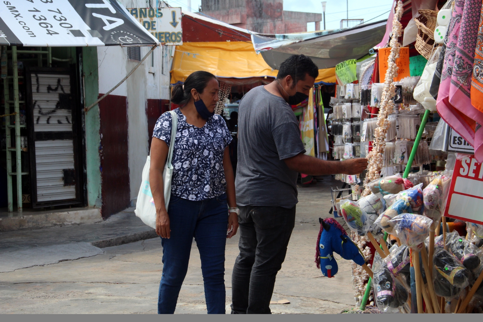 Algunos compradores no porta correctamente el cubrebocas Algunos compradores no porta correctamente el cubrebocas