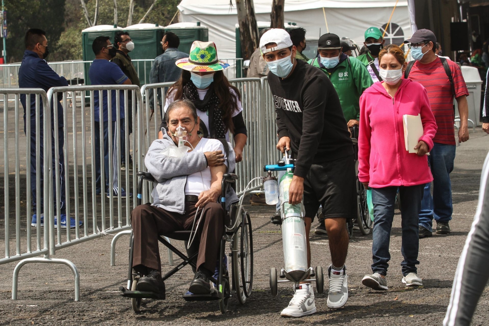 Personas llegan a vacunarse en distintos puntos de la CDMX