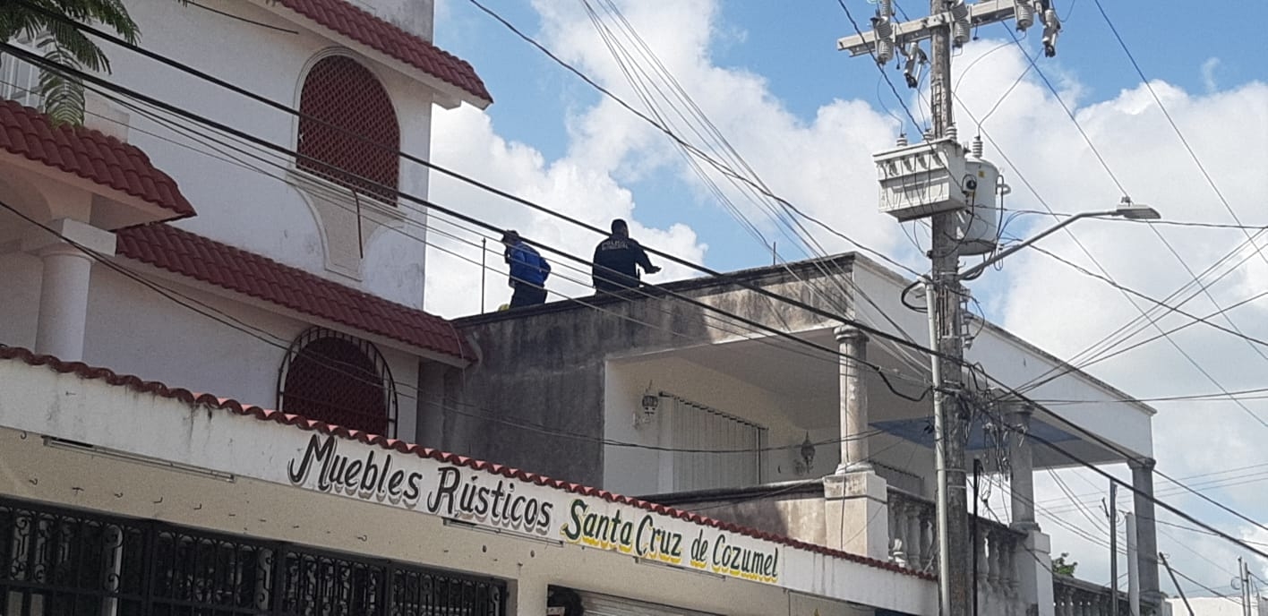 EL hombre permaneció tendido en el techo, donde recibió ayuda EL hombre permaneció tendido en el techo, donde recibió ayuda