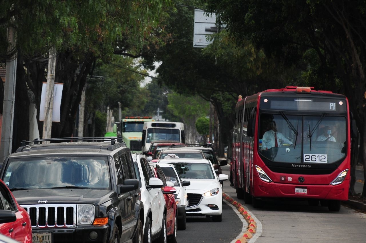 Metrobús sobre el carril confinado Metrobús sobre el carril confinado