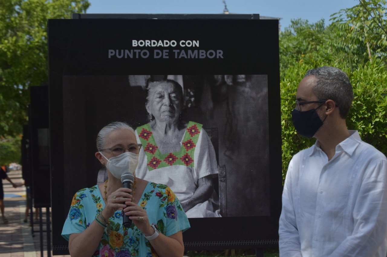 La muestra también consiste en una serie de fotografías donde se aprecian los huipiles con las diferentes puntadas La muestra también consiste en una serie de fotografías donde se aprecian los huipiles con las diferentes puntadas
