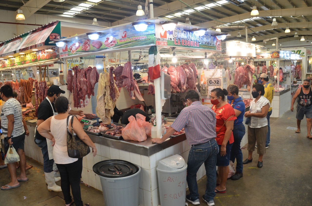 Habitantes de Ciudad del Carmen descuidan medidas sanitarias en el mercado principal