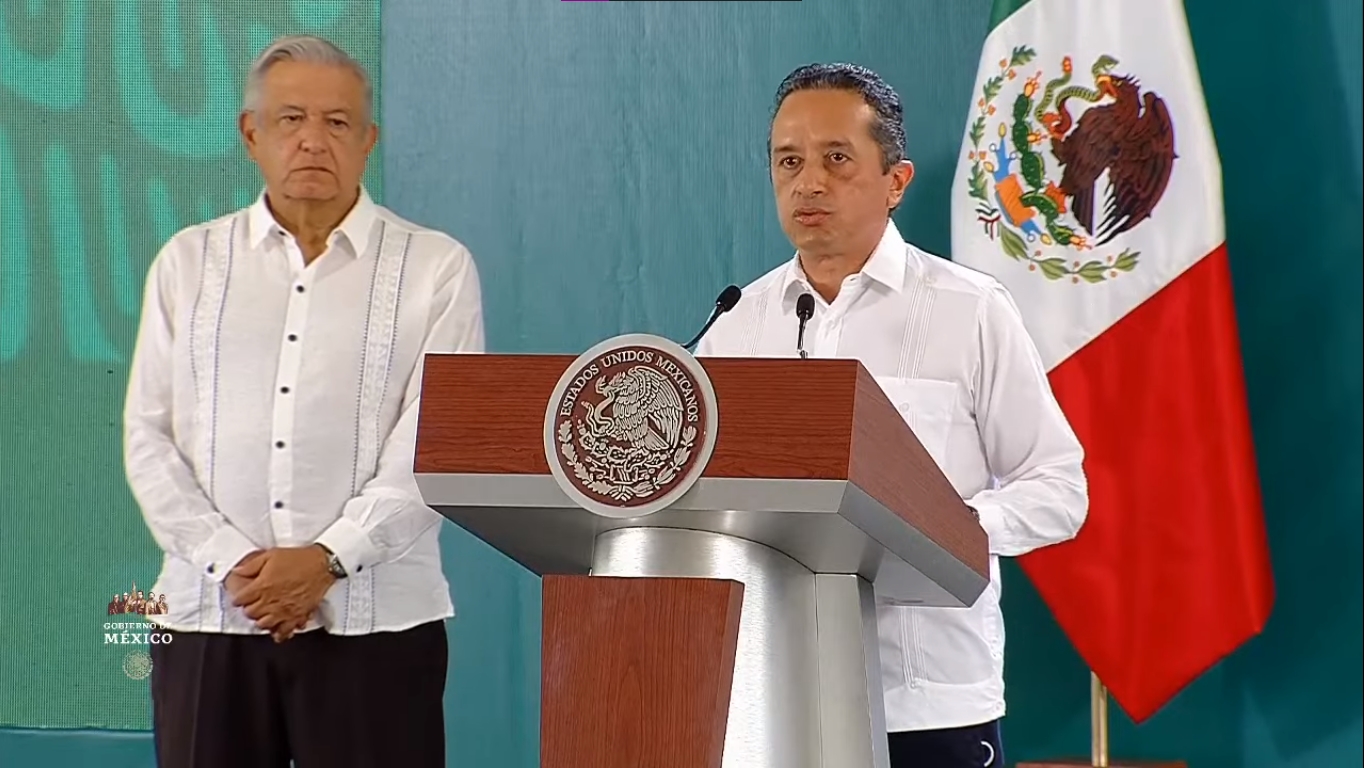 El presidente estaba junto a Carlos Joaquín durante su discurso El presidente estaba junto a Carlos Joaquín durante su discurso