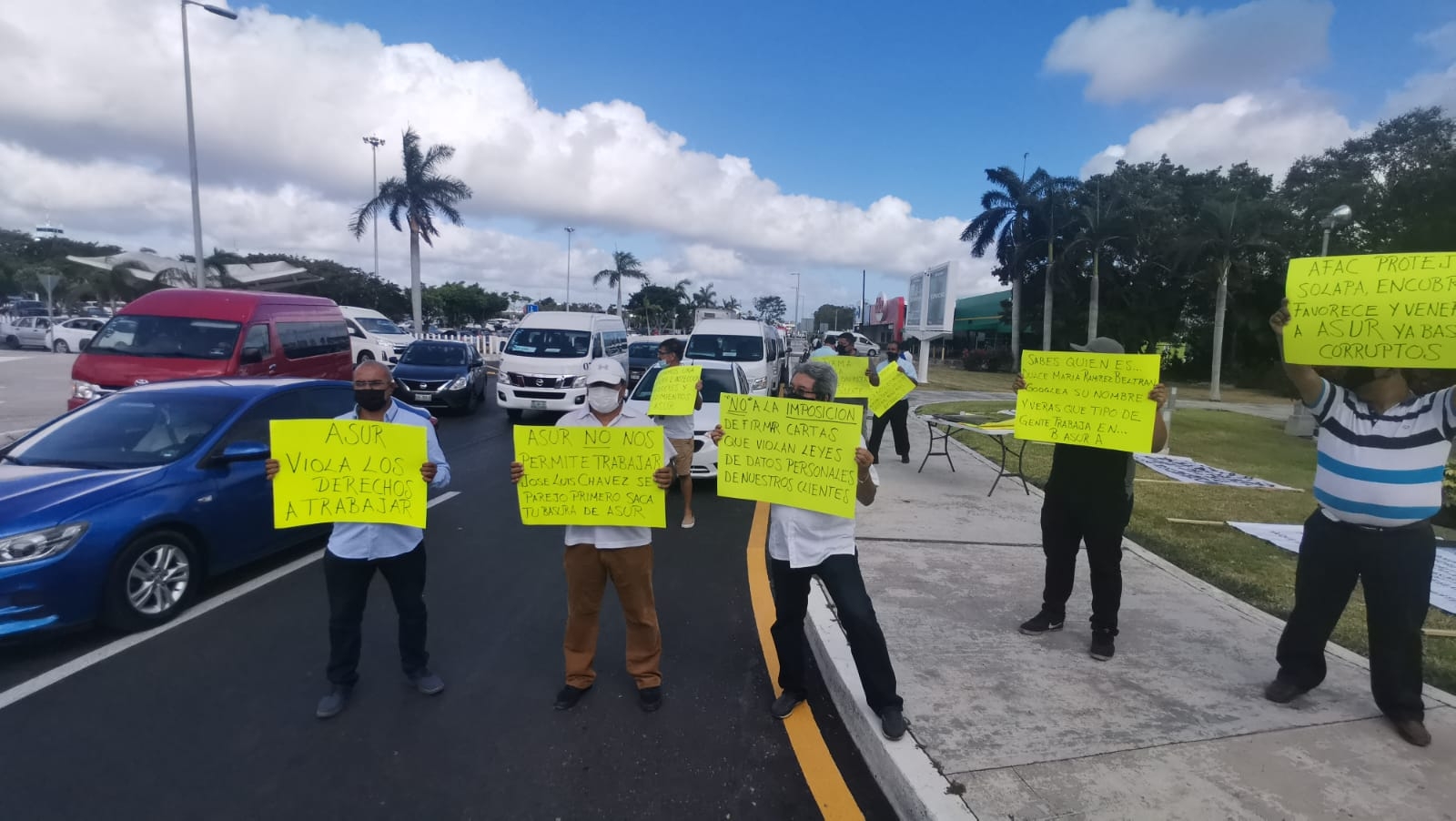 Los manifestantes llevaron pancartas en mano