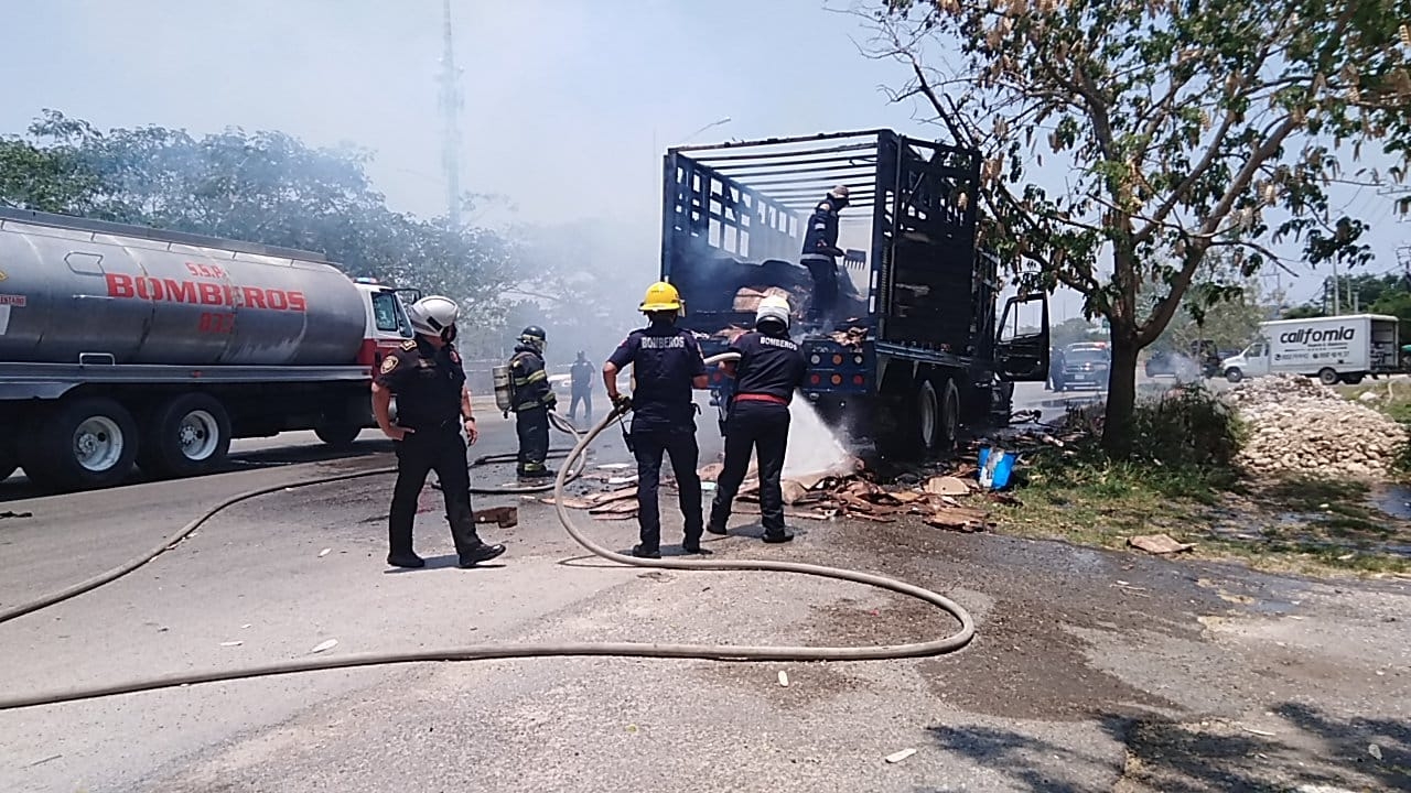 El camión circulaba con cajas de mercancía, mismas que quedaron consumidas El camión circulaba con cajas de mercancía, mismas que quedaron consumidas