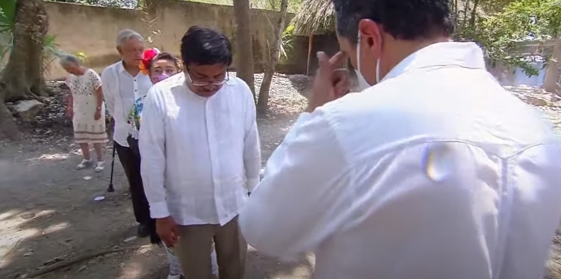 Carlos Joaquín fue captado por las cámaras mientras se limpiaba la cara en medio de la ceremonia Carlos Joaquín fue captado por las cámaras mientras se limpiaba la cara en medio de la ceremonia