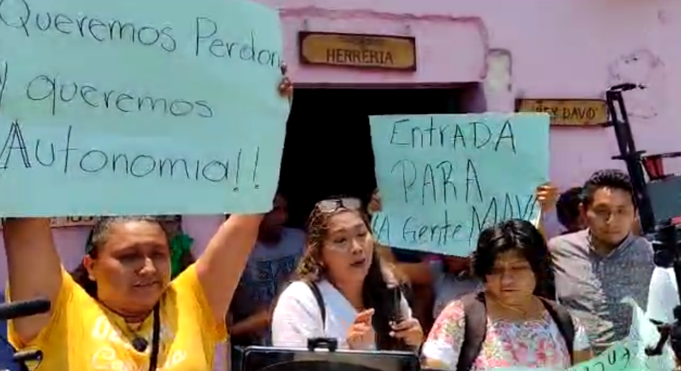 Los manifestantes se encuentran alrededor del lugar del evento