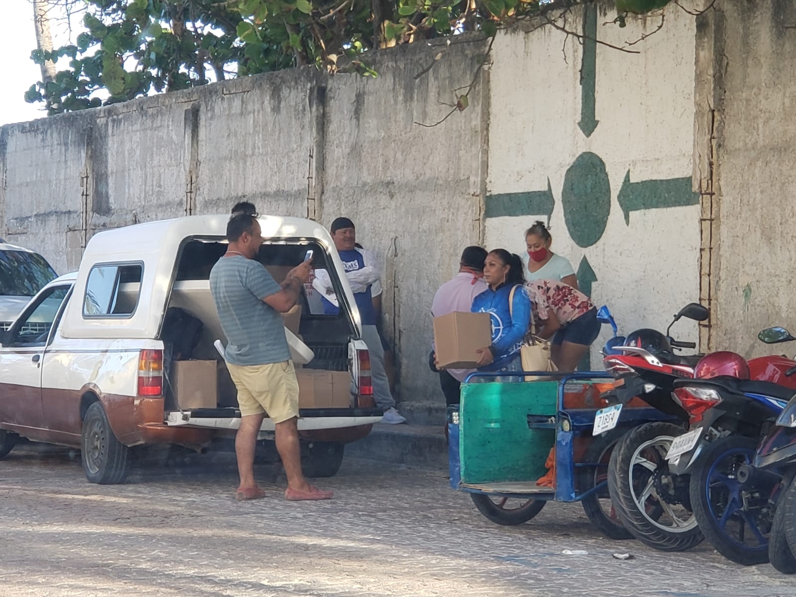 Como ocurriera con las despensas en Villas del Sol se espera que lleguen representantes de partidos políticos