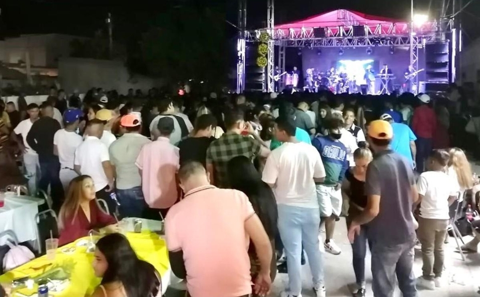 Aún con la pandemia vigente celebran XV años y fue suspendida en menos de 10 minutos
Aún con la pandemia vigente celebran XV años y fue suspendida en menos de 10 minutos