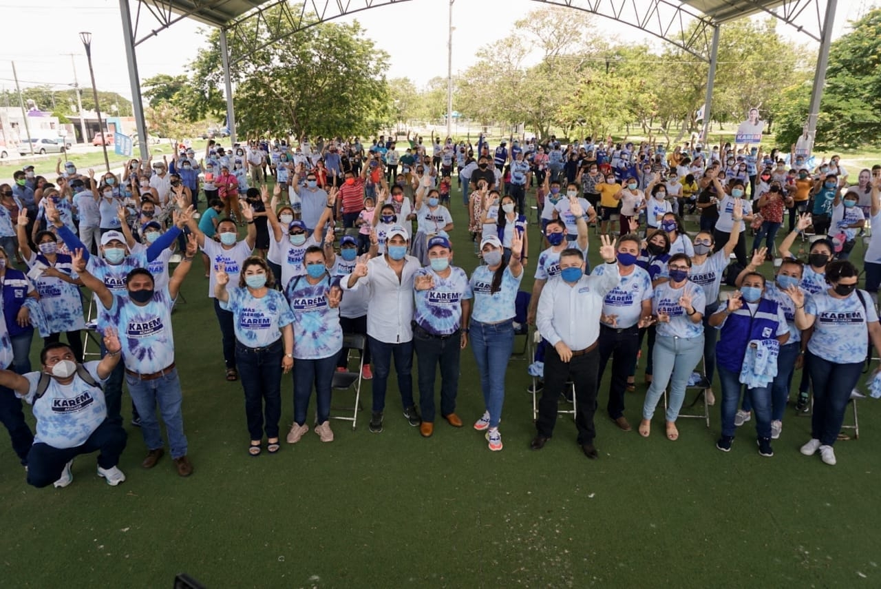 Karem agradeció el respaldo que durante estos 51 días han brindado su equipo de campaña Karem agradeció el respaldo que durante estos 51 días han brindado su equipo de campaña