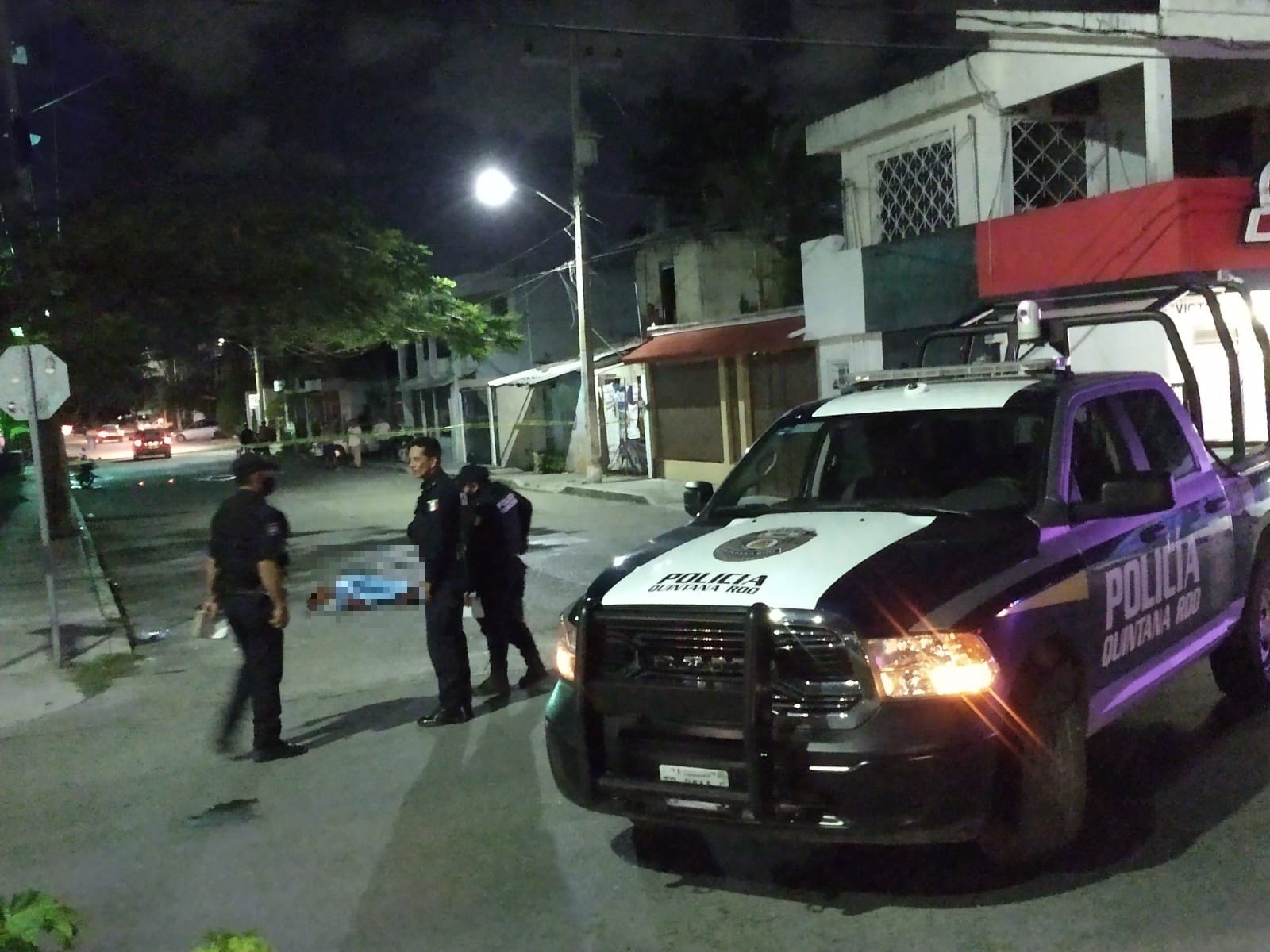 La circulación sobre la Ruta 4 con dirección a la avenida Chac Mool, tuvo que ser cerrada, hasta que Servicios Periciales terminen de procesar el área La circulación sobre la Ruta 4 con dirección a la avenida Chac Mool, tuvo que ser cerrada, hasta que Servicios Periciales terminen de procesar el área