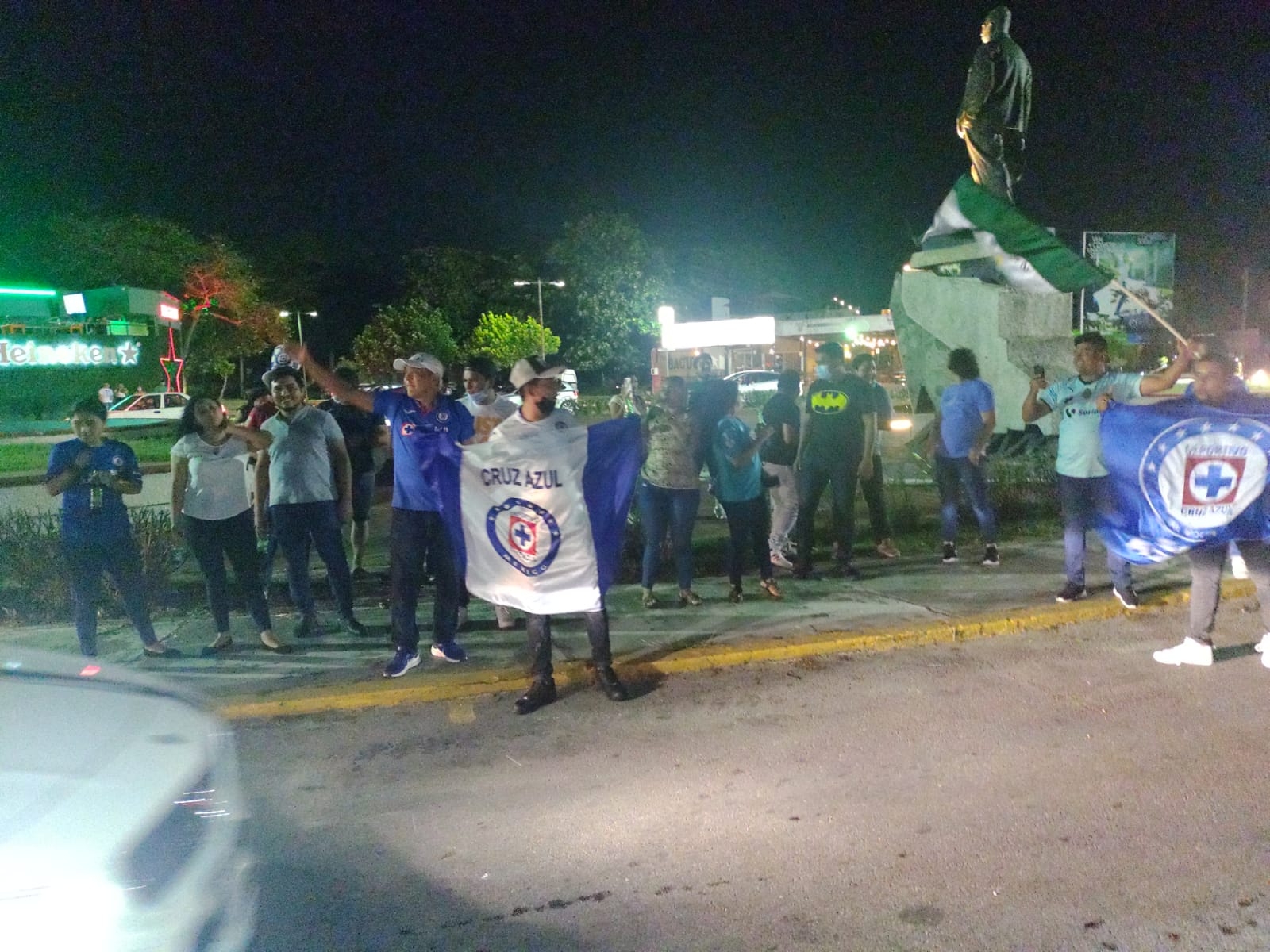 Los aficionados del Cruz Azul desempolvaron sus banderas y hoy salieron orgullosos a festejar un campeonato más de la máquina
