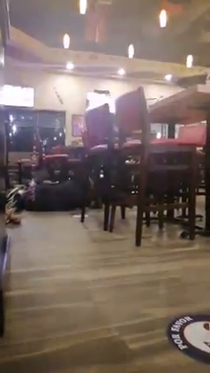 El momento fue grabado por un comensal, en donde se aprecia a los clientes resguardados bajo las mesas,