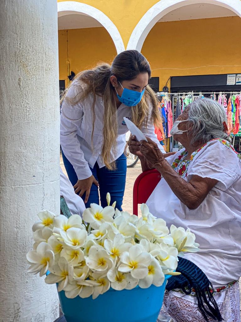 Pili Santos fue bien recibida por locatarios en su gira por el mercado de Izamal