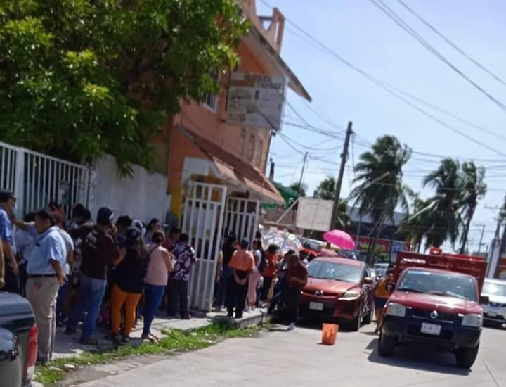 Vecinos denuncian que se reunieron alrededor de 150  en edificio del PRI personas para recibir despensas y dinero