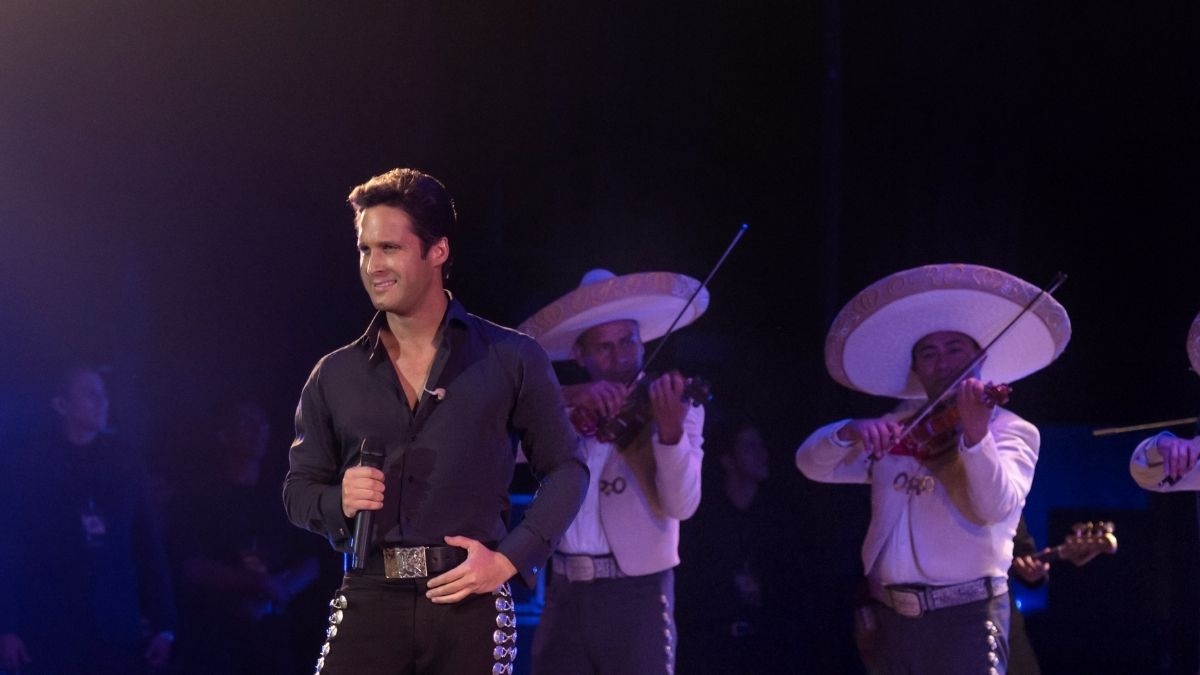 Diego Boneta como Luis Miguel Diego Boneta como Luis Miguel