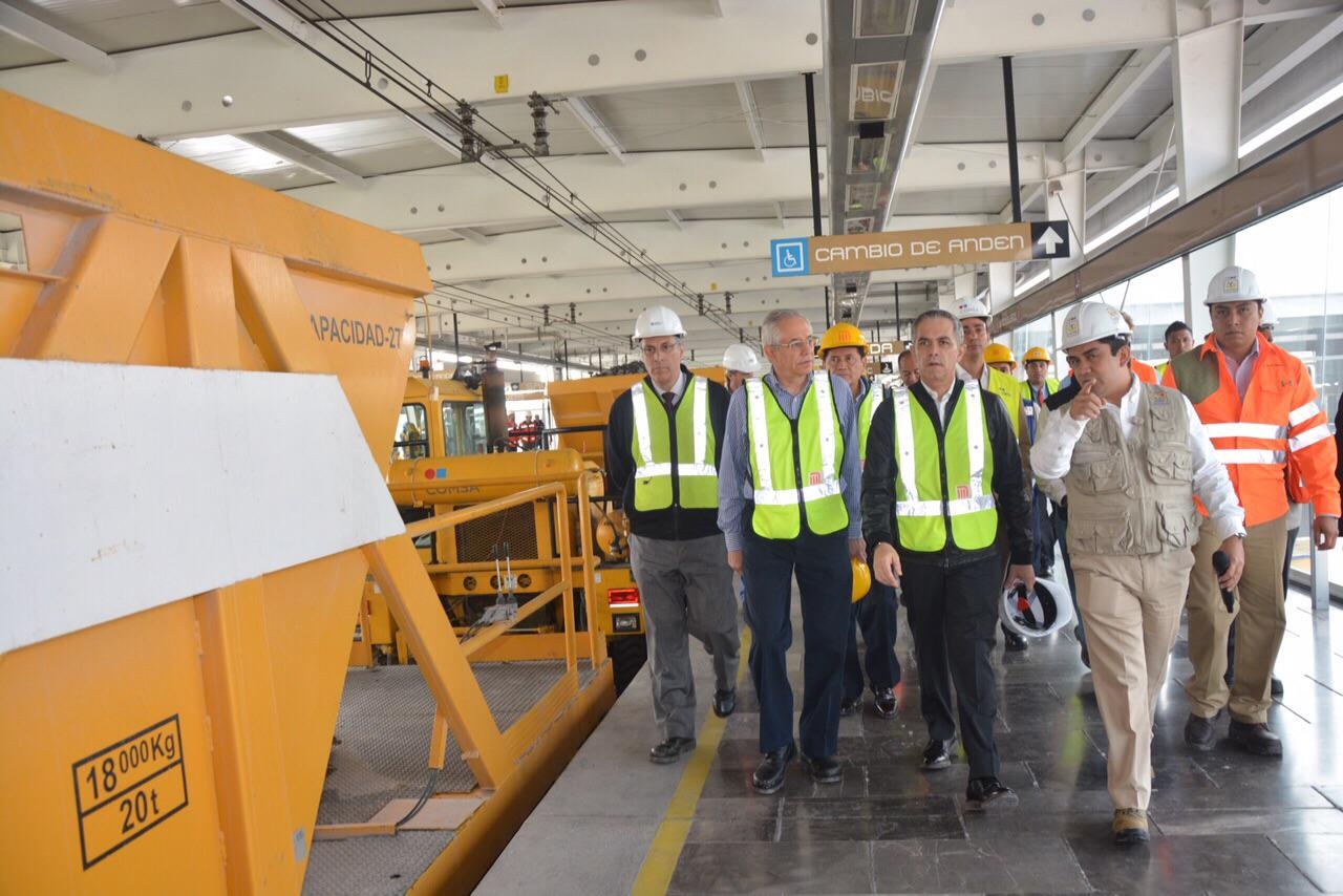 Miguel Ángel Mancera, durante un recorrido en la Línea 12 Miguel Ángel Mancera, durante un recorrido en la Línea 12