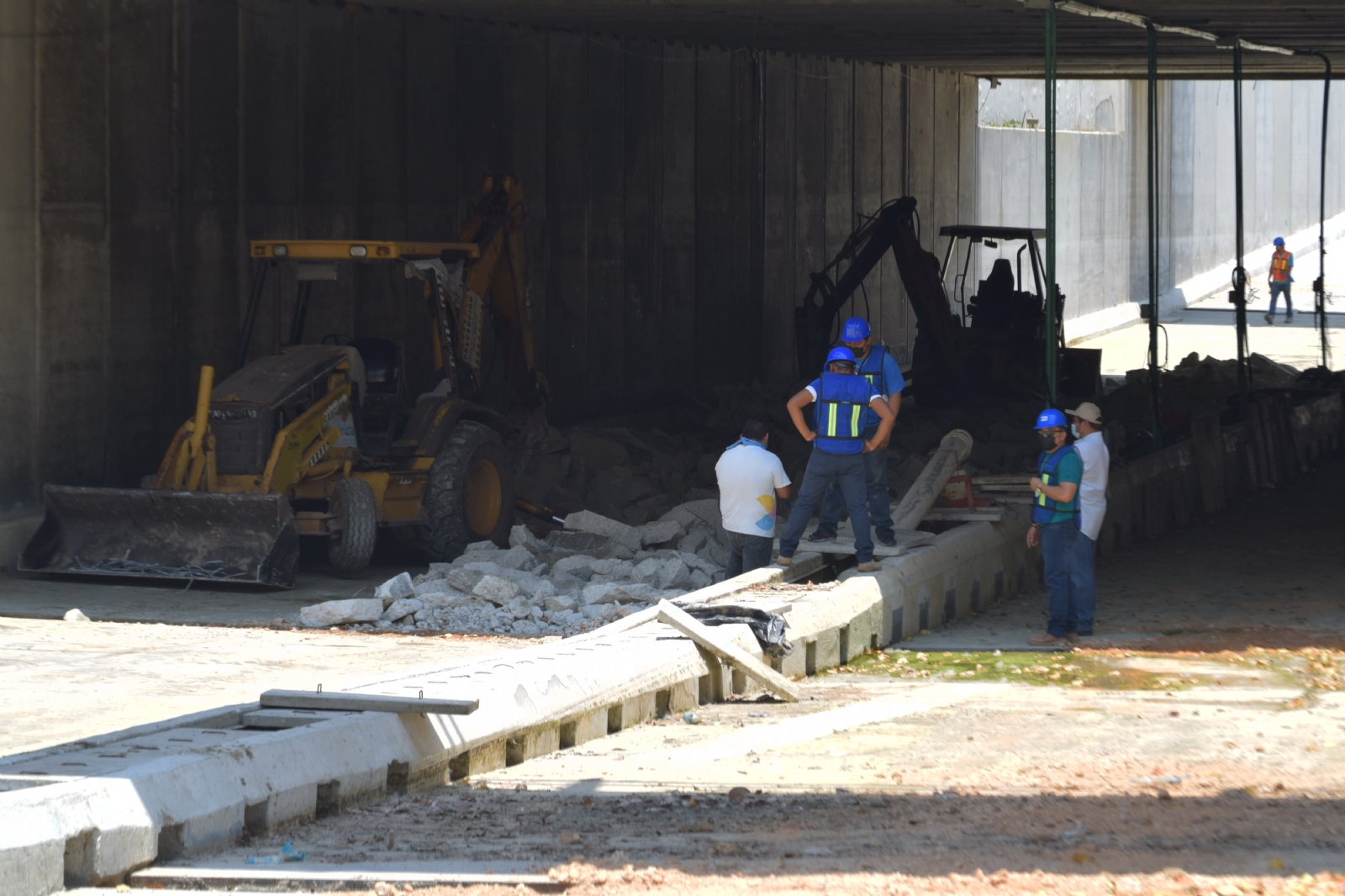 En el lugar se observa un grupo de empleados laborando en uno de los carriles del Paso Deprimido