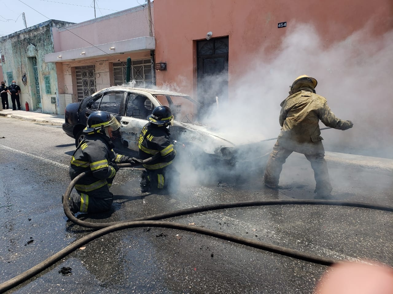 Al lugar llegaron elementos de bomberos quienes hicieron todo lo posible para sofocar las llamas Al lugar llegaron elementos de bomberos quienes hicieron todo lo posible para sofocar las llamas