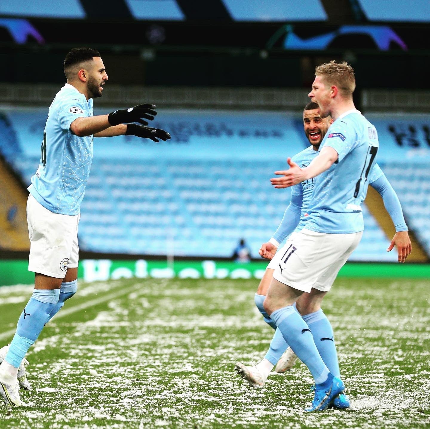 Jugadores del Manchester City celebran la victoria