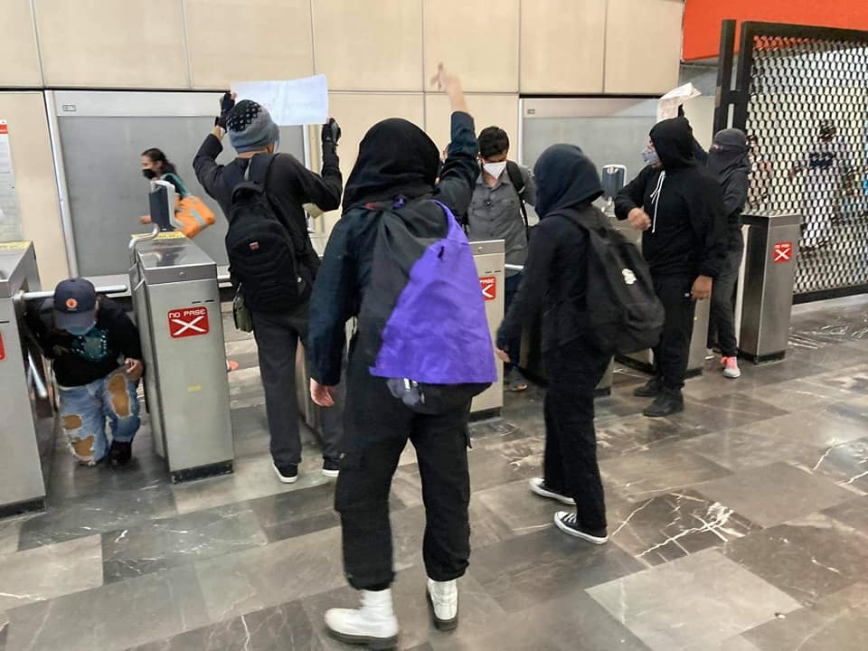 Encapuchadas se manifiestan por la tragedia en el Metro