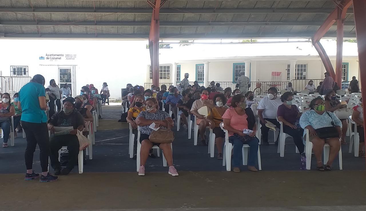 Los adultos esperaron para recibir la vacuna anticovid