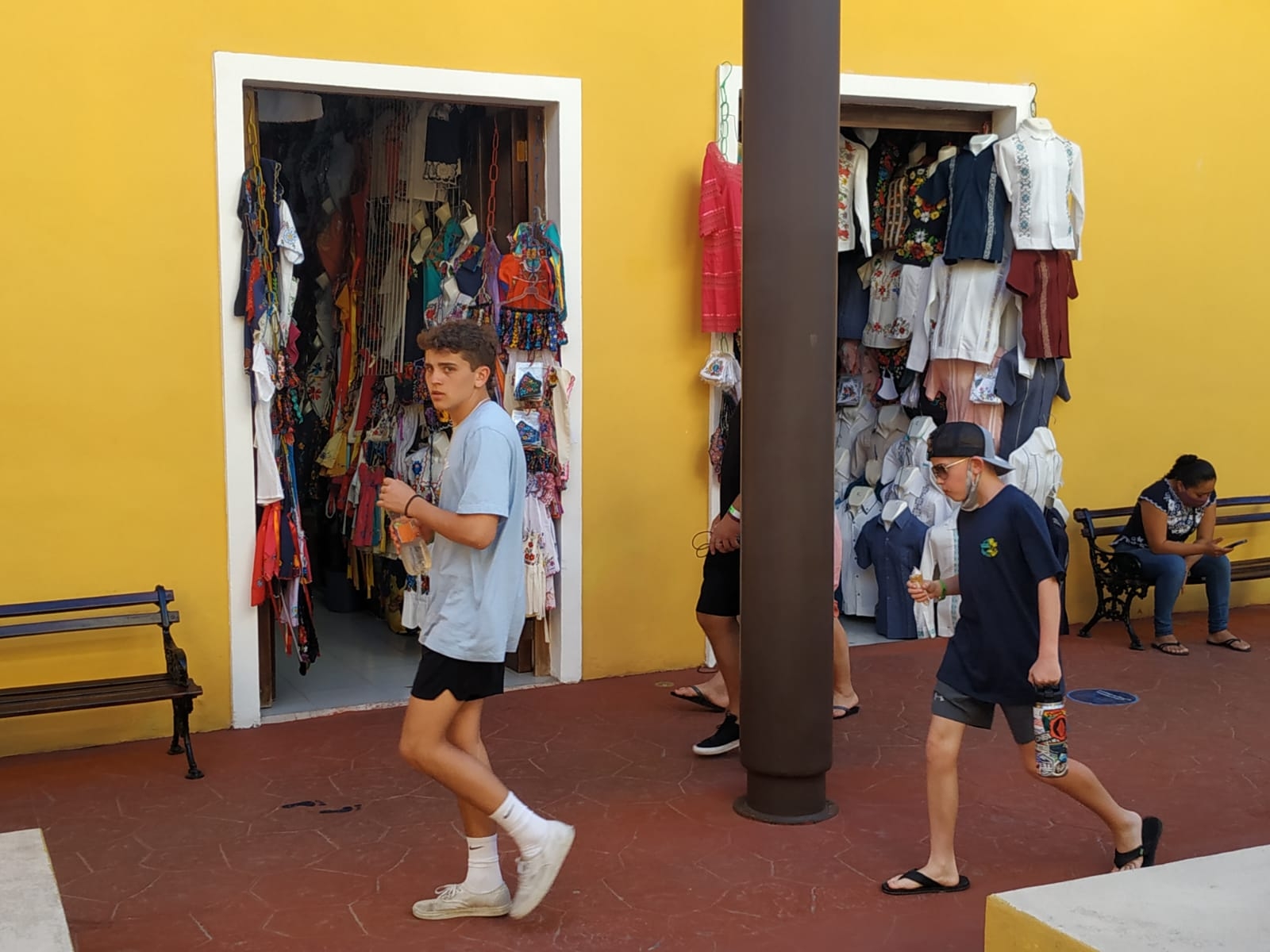 Al menos dos camiones de turistas es lo que recibe el Centro de Artesanía de Zací
