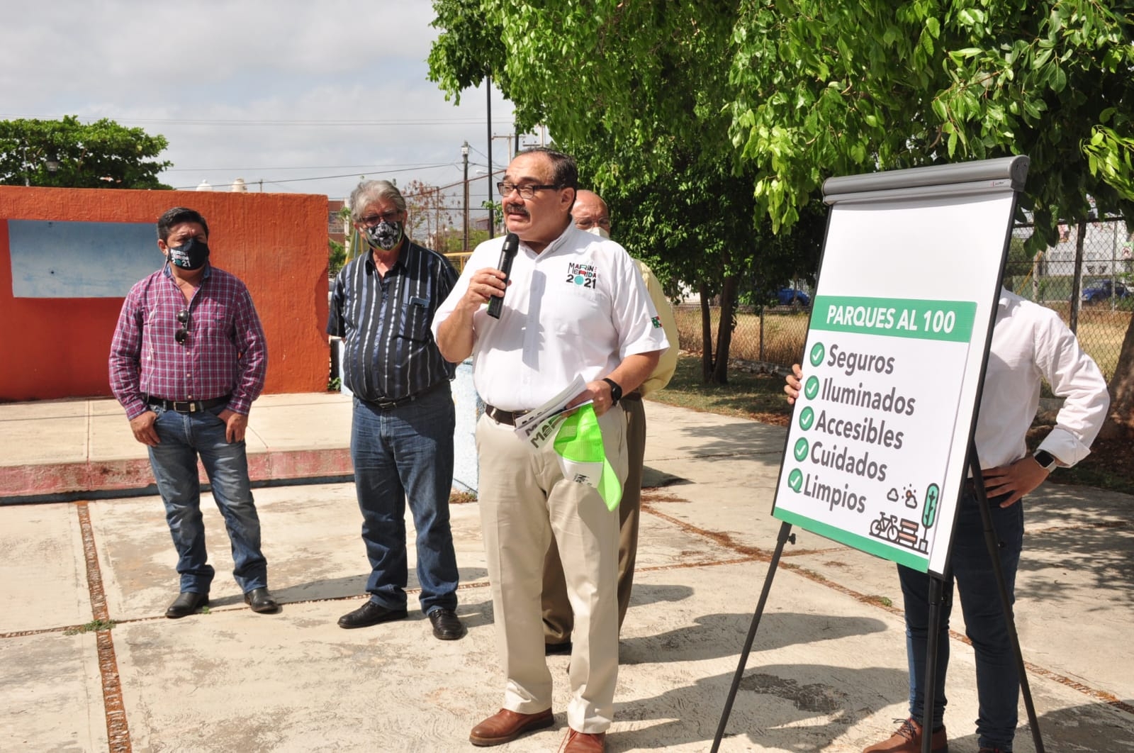 El candidato afirmó que la mayoría de los parques han sido descuidados
