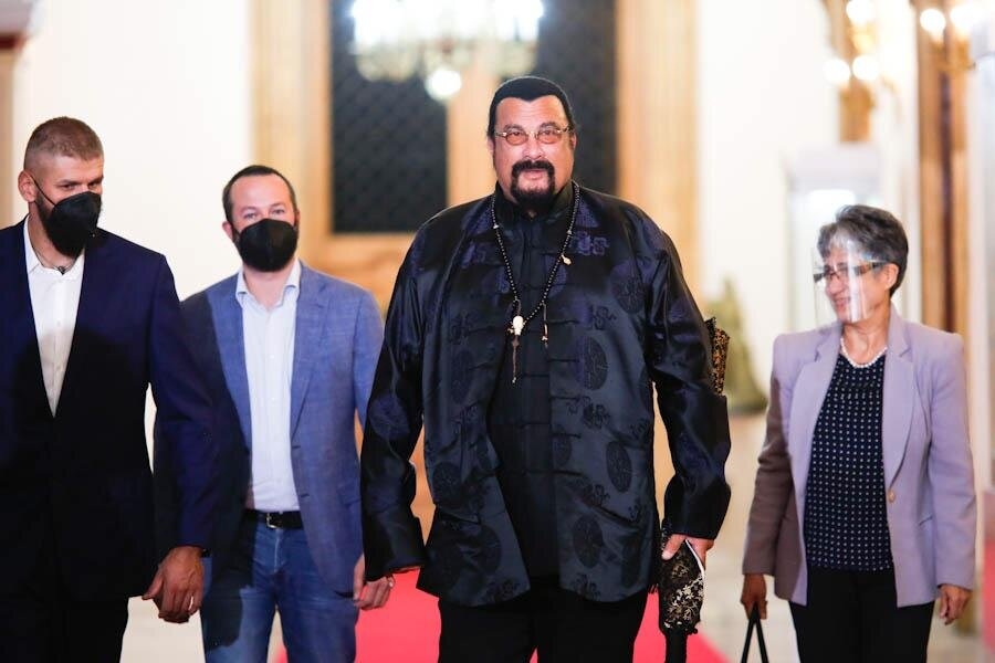 El evento fue transmitido a través de la televisión estatal, y en éste se pudo ver a Seagal ofreciendo como obsequio al mandatario venezolano una espada samurai