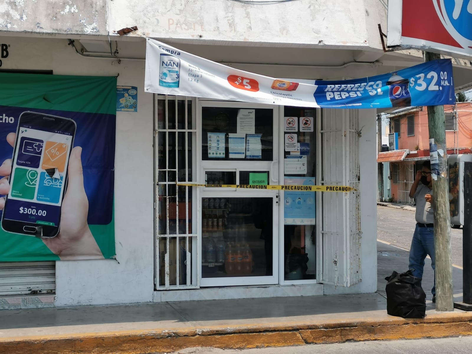 La mujer amenazó a un empleado con un cuchillo para cometer el delito