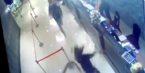 Las cámaras del lugar captaron el momento que ocurrió lo que podría ser una venganza de algún comensal