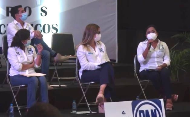 Yesenia Polanco el Foro de CANACO SERVYTUR junto a María del Carmen Ordaz, Rommel Pacheco y Cecilia Patrón Laviada